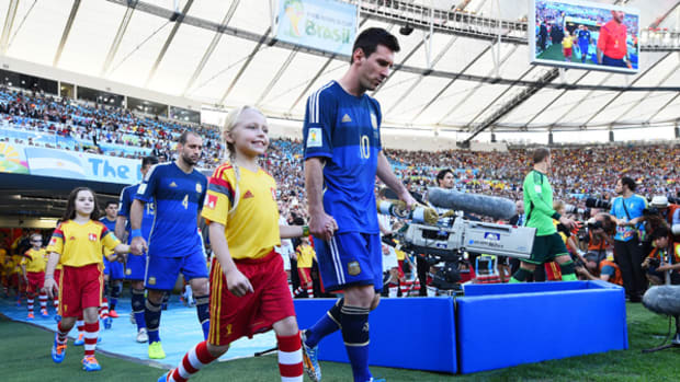 8-Year-Old American Walks Messi Into World Cup Final